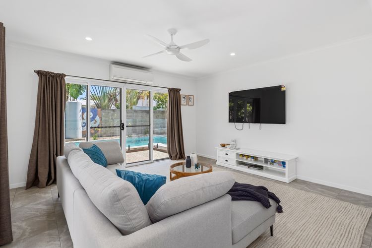 The Beachside Sanctuary -500m from Beach with Pool & Heated Spa