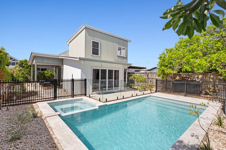 The Beachside Sanctuary -500m from Beach with Pool & Heated Spa