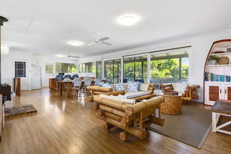 Classic Beach House on Surfside – Pet Friendly