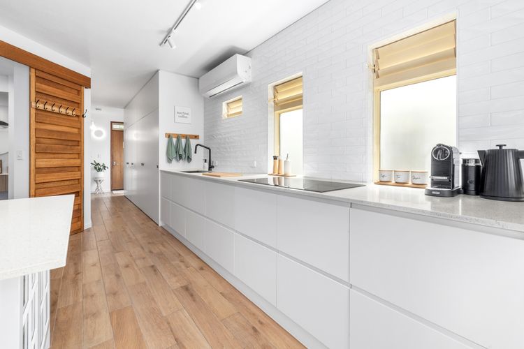 Coastal Chic Apartment – with Pool & Gym!