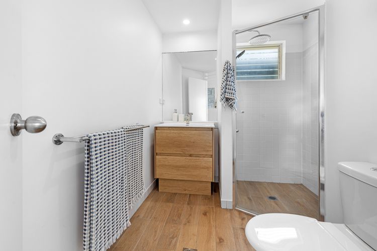 Coastal Chic Apartment – with Pool & Gym!