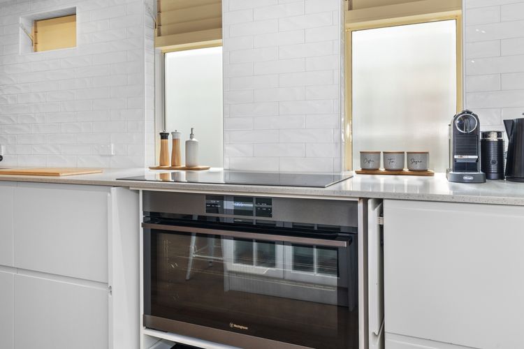 Coastal Chic Apartment – with Pool & Gym!