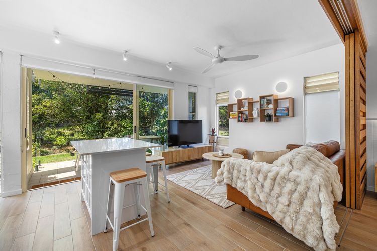 Coastal Chic Apartment – with Pool & Gym!