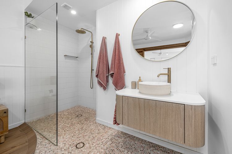 Coastal Chic Apartment – with Pool & Gym!