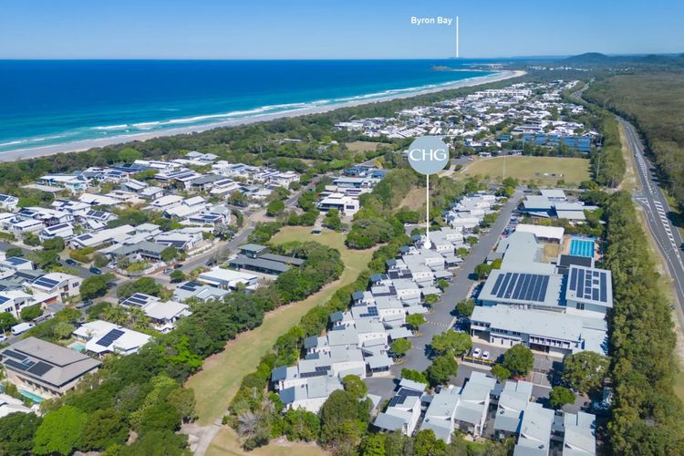 Coastal Chic Apartment – with Pool & Gym!