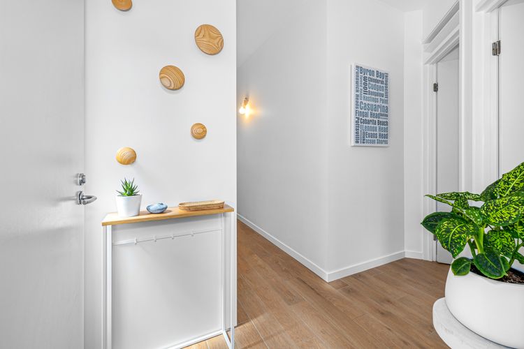 Coastal Chic Apartment – with Pool & Gym!