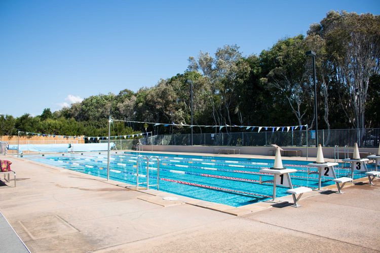 Coastal Chic Apartment – with Pool & Gym!