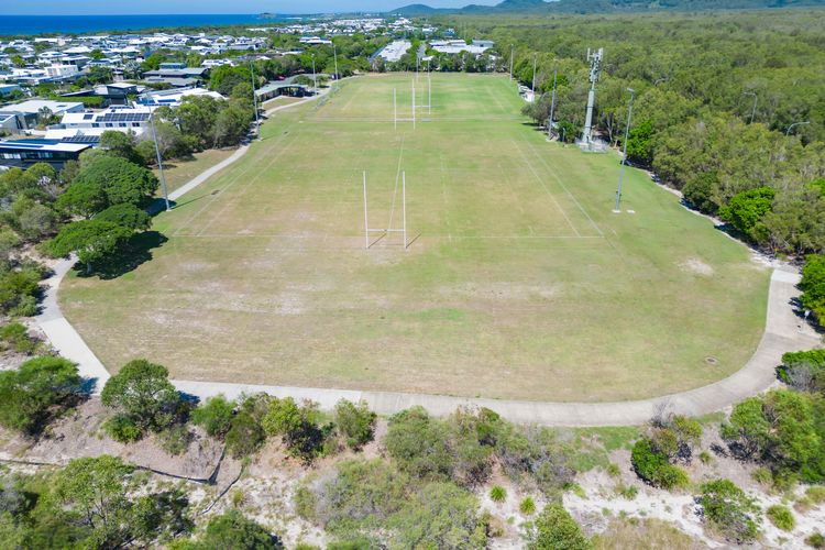 Coastal Chic Apartment – with Pool & Gym!