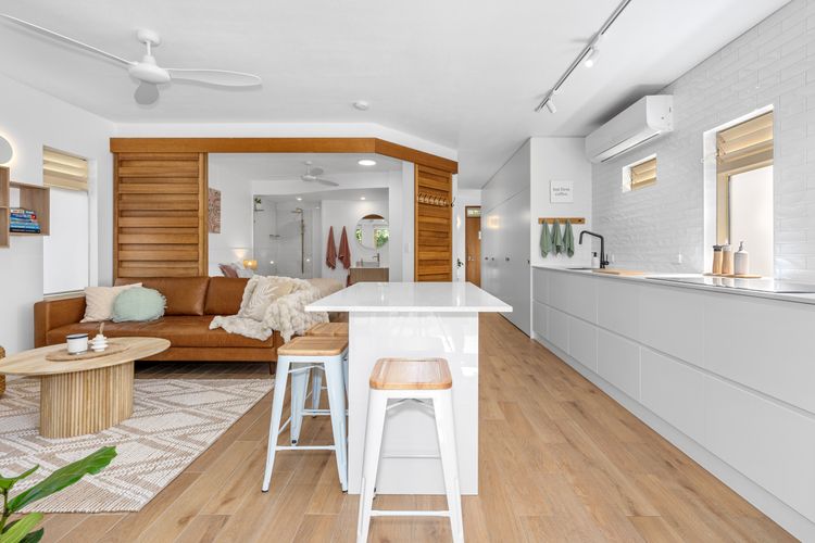 Coastal Chic Apartment – with Pool & Gym!