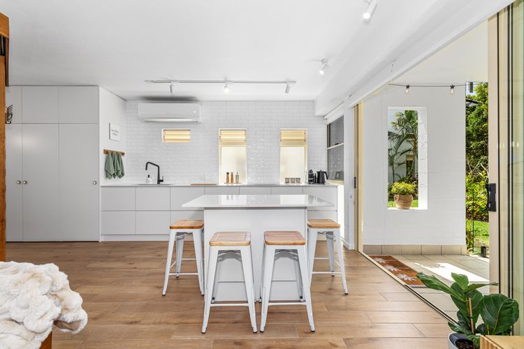 Coastal Chic Apartment – with Pool & Gym!