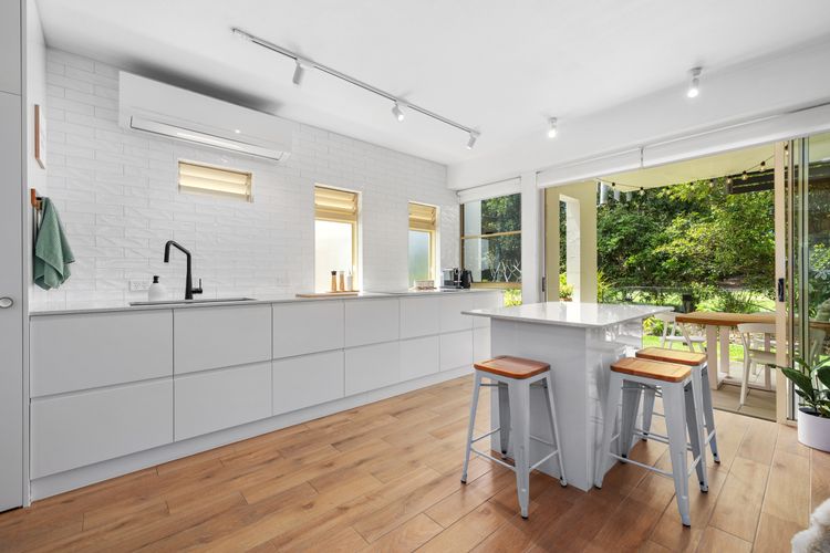 Coastal Chic Apartment – with Pool & Gym!