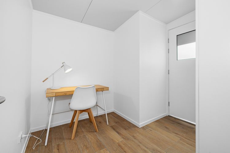 Coastal Chic Apartment – with Pool & Gym!