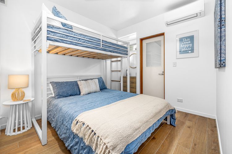 Coastal Chic Apartment – with Pool & Gym!