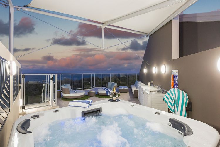 1322 Luxury Beachfront Penthouse with Rooftop Jacuzzi