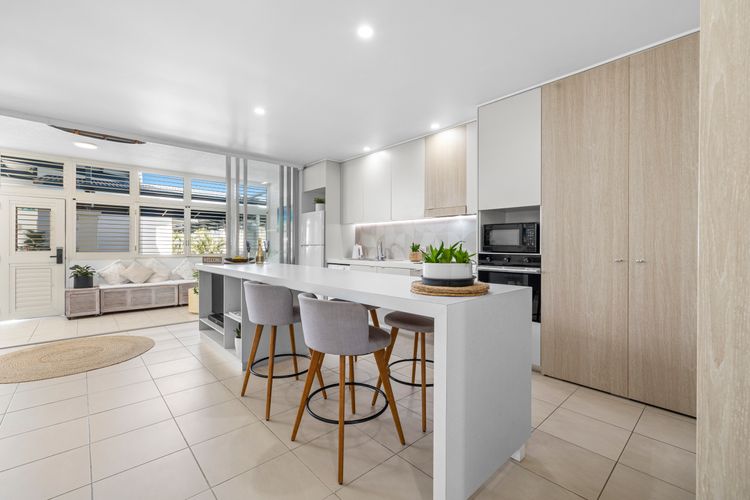 Luxe on the Beach – Coastal Elegance with Rooftop