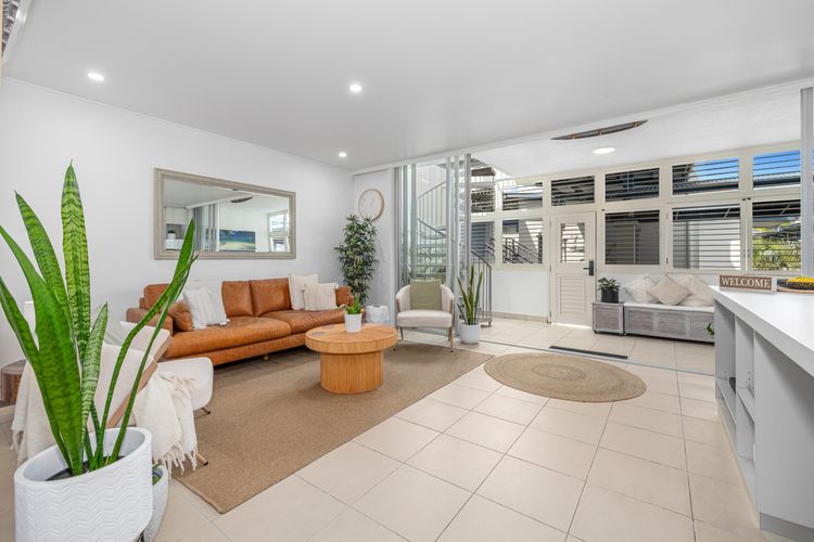 Luxe on the Beach – Coastal Elegance with Rooftop