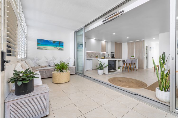 Luxe on the Beach – Coastal Elegance with Rooftop