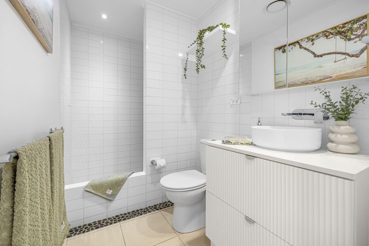 Luxe on the Beach – Coastal Elegance with Rooftop