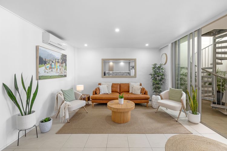 Luxe on the Beach – Coastal Elegance with Rooftop