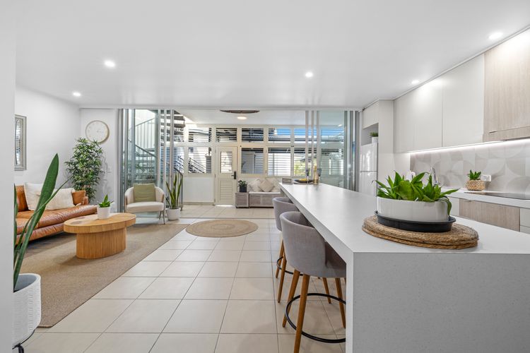 Luxe on the Beach – Coastal Elegance with Rooftop