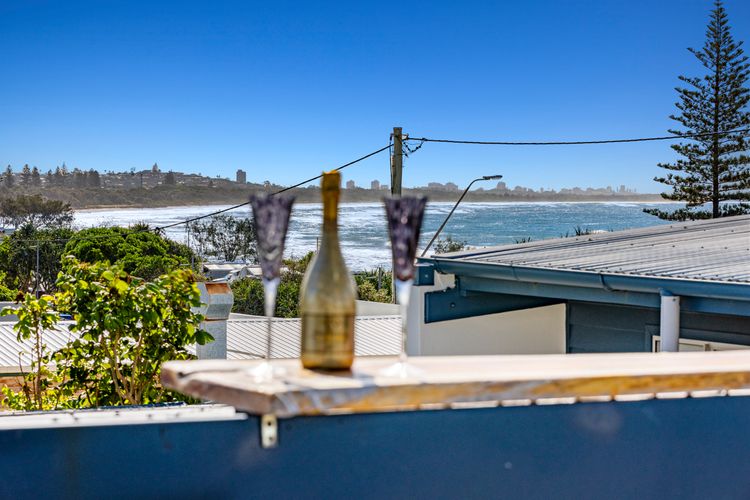 Luxe on the Beach – Coastal Elegance with Rooftop