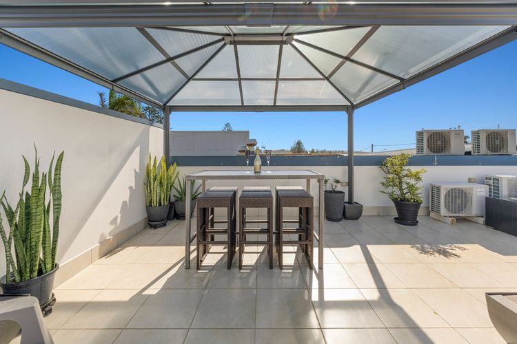 Luxe on the Beach – Coastal Elegance with Rooftop