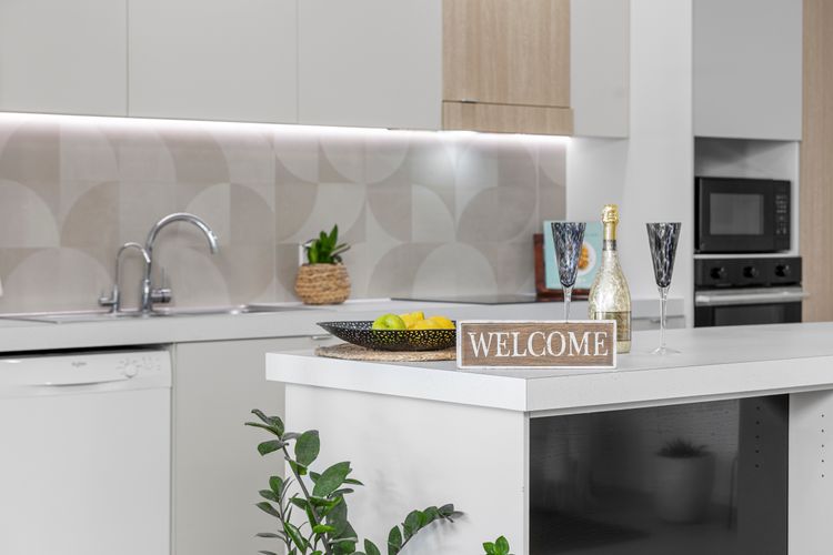 Luxe on the Beach – Coastal Elegance with Rooftop