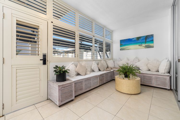 Luxe on the Beach – Coastal Elegance with Rooftop