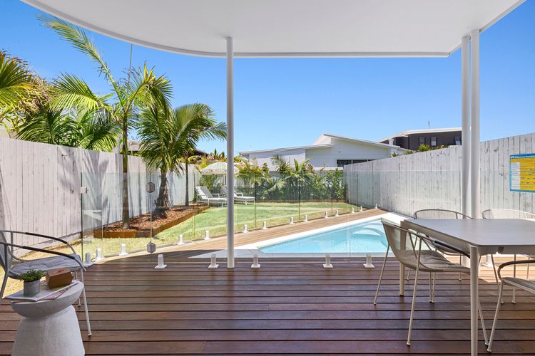 Pearl House – Coastal Luxury Retreat with Pool