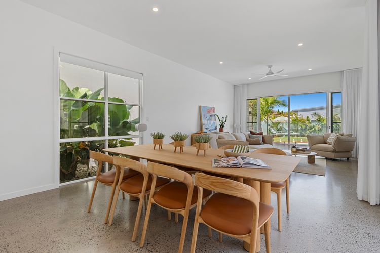 Pearl House – Coastal Luxury Retreat with Pool