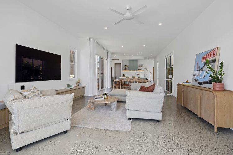 Pearl House – Coastal Luxury Retreat with Pool