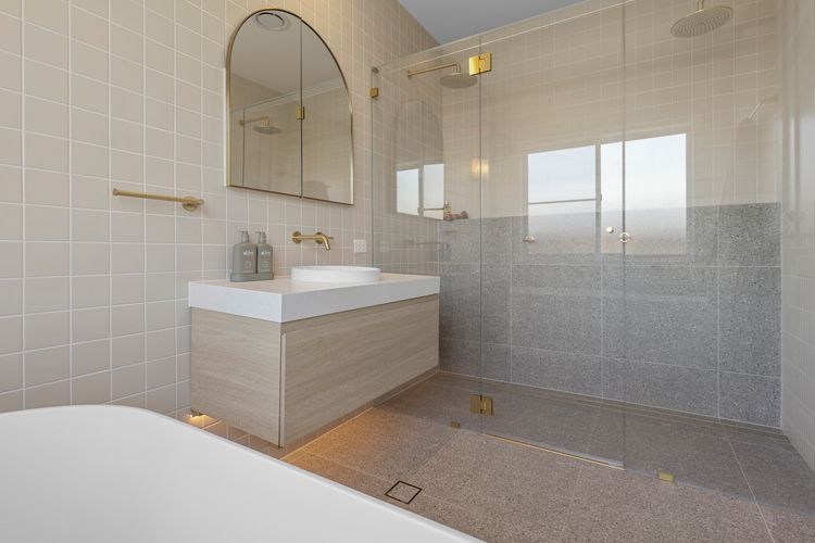 Pearl House – Coastal Luxury Retreat with Pool