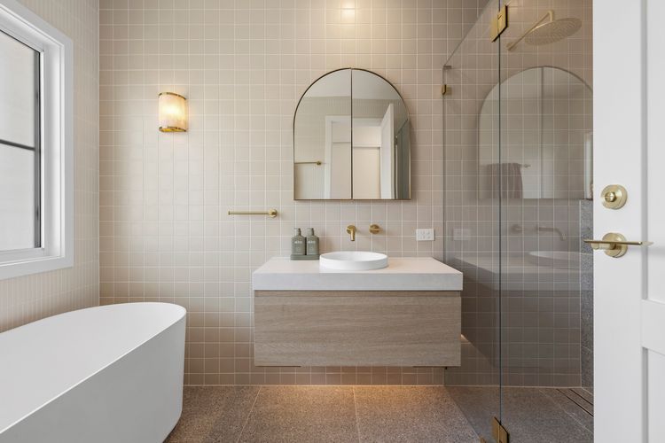 Pearl House – Coastal Luxury Retreat with Pool