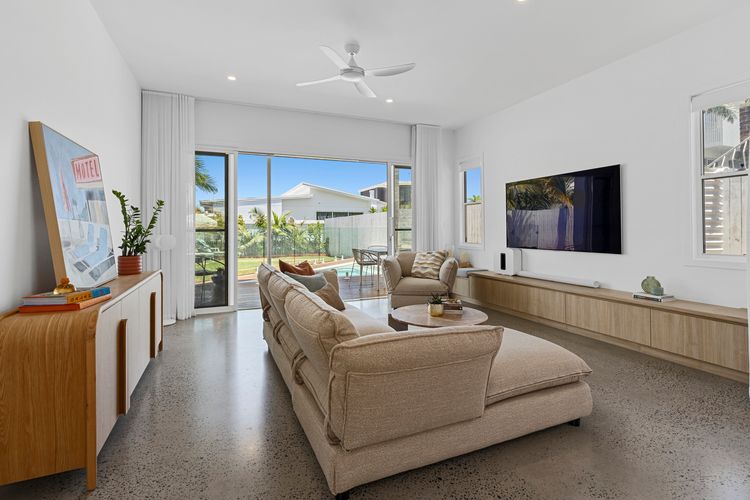 Pearl House – Coastal Luxury Retreat with Pool