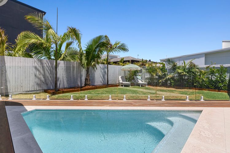 Pearl House – Coastal Luxury Retreat with Pool