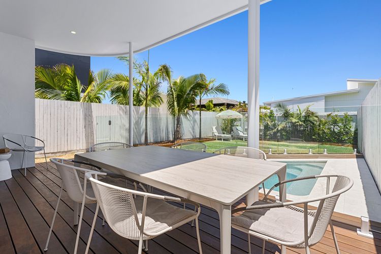 Pearl House – Coastal Luxury Retreat with Pool