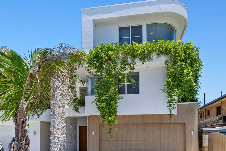 Pearl House – Coastal Luxury Retreat with Pool