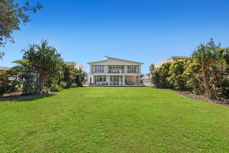 Cylinder Shores – Luxury Beachfront Home