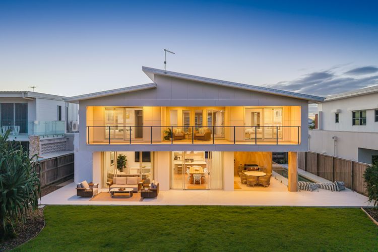 Cylinder Shores – Luxury Beachfront Home