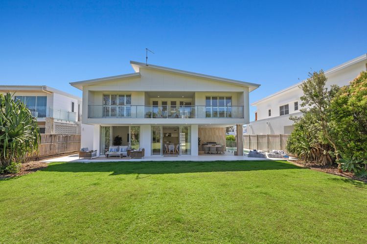 Cylinder Shores – Luxury Beachfront Home