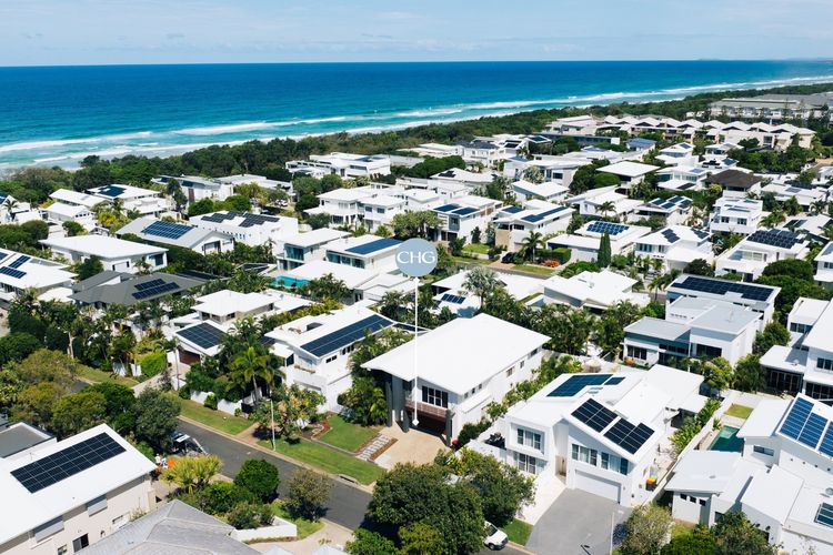 Surfmist by the Beach – Pet Friendly with Pool