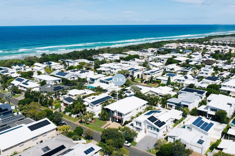 Surfmist by the Beach – Pet Friendly with Pool