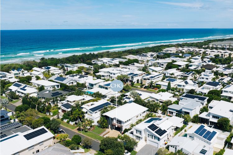 Surfmist by the Beach – Pet Friendly with Pool