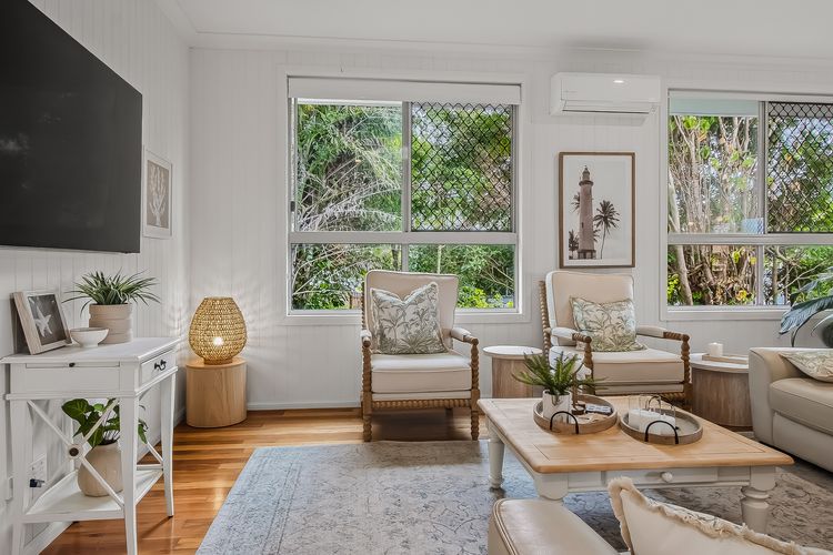 Three Pelicans by the Creek Pottsville– Huge Home