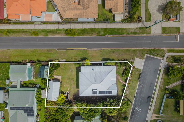 Three Pelicans by the Creek Pottsville– Huge Home