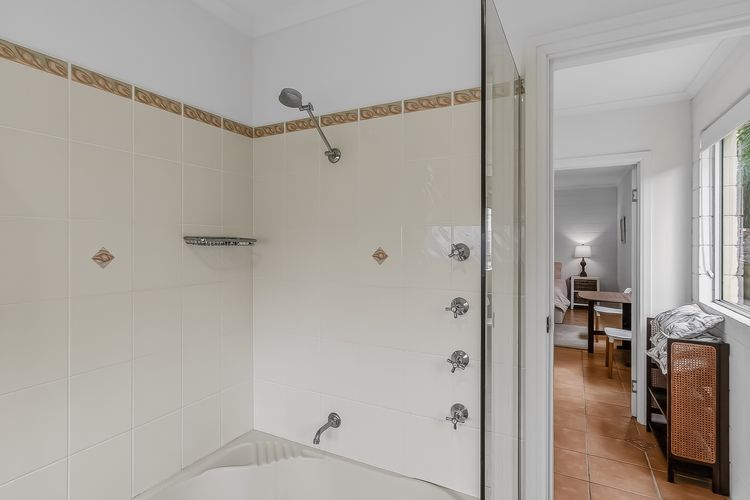 Three Pelicans by the Creek Pottsville– Huge Home