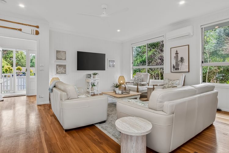 Three Pelicans by the Creek Pottsville– Huge Home