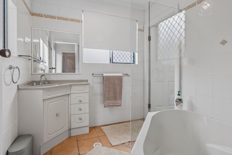 Three Pelicans by the Creek Pottsville– Huge Home