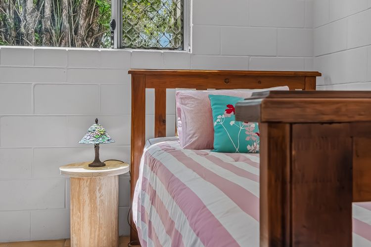 Three Pelicans by the Creek Pottsville– Huge Home