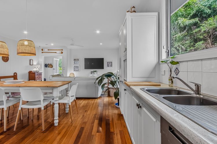 Three Pelicans by the Creek Pottsville– Huge Home